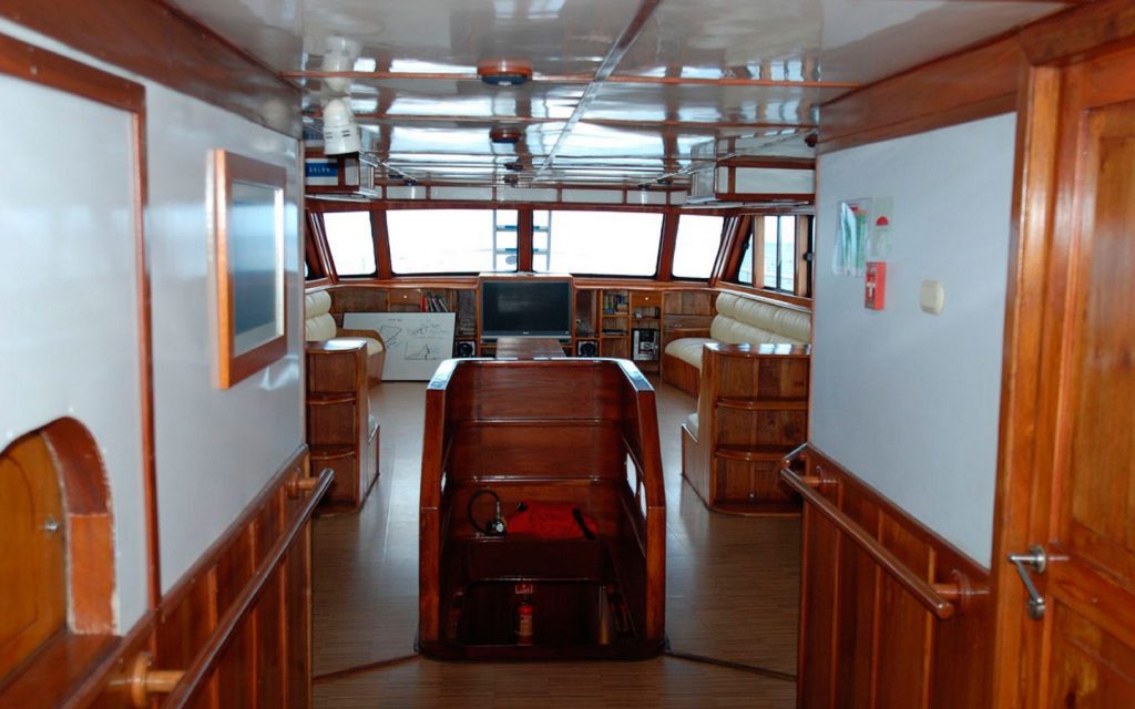 THE YACHT MASTER OF GALAPAGOS
